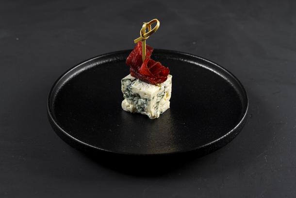 Канапе с брезаолой и блю-чиз