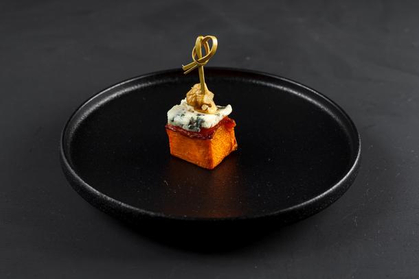 Канапе с печеной тыквой, сыром и грецкими орехами