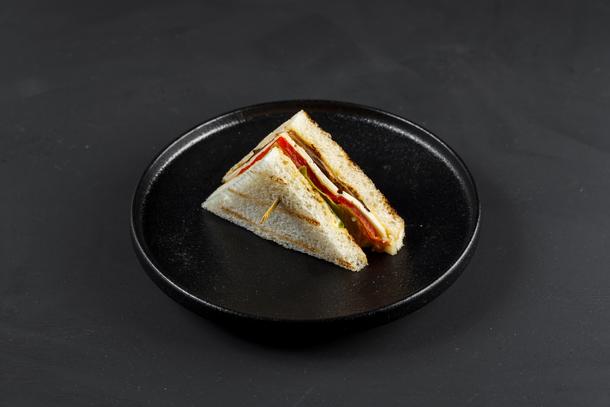 Мини сэндвич с запеченными баклажанами и перцем