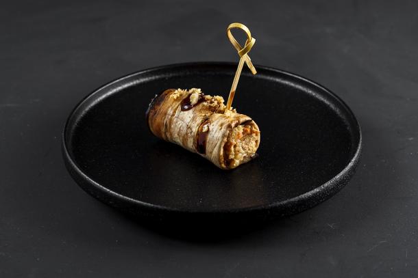 Рулет из баклажана с орехами и овощами Рулет из баклажана с орехами и овощами