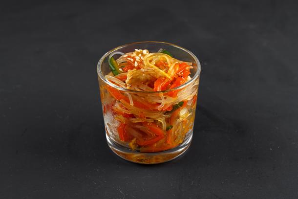 Салат азиатский с фунчезой и курицей