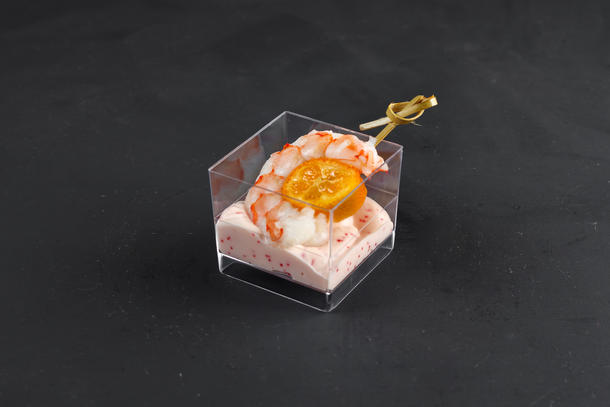 Креветка с кумкватом в соусе с икрой тобико Креветка с кумкватом в соусе с икрой тобико