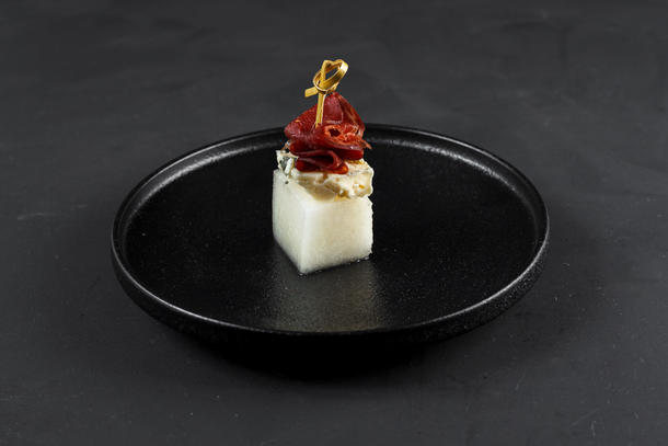 Брезаола с дыней и блю-чиз