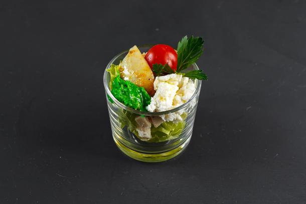 Салат с мясом цыпленка, страчателлой и муссом из зеленого горошка