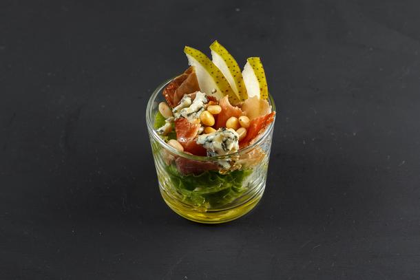 Салат с прошутто и грушей Салат с прошутто и грушей