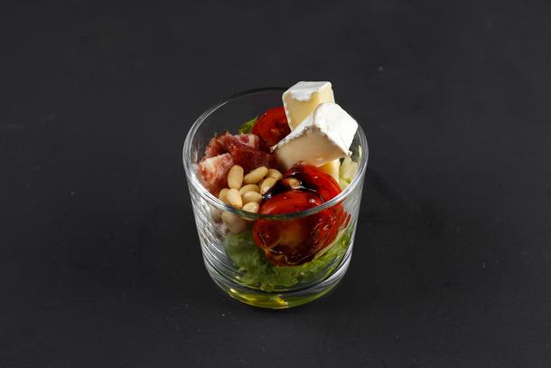 Салат из запечённых томатов с сыром бри и хрустящим беконом