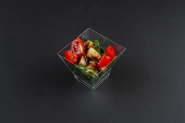 Салат из запечённых томатов с сыром бри, хрустящим беконом и ореховой крошкой Салат из запечённых томатов с сыром бри, хрустящим беконом и ореховой крошкой