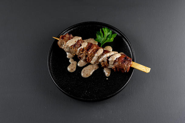 Говяжья вырезка в ореховом соусе на шпажке