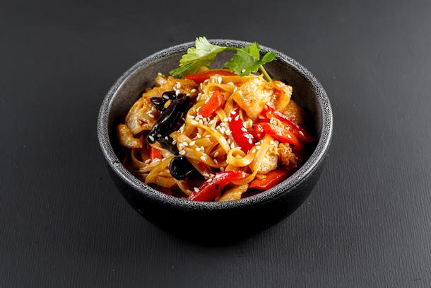 Лапша удон с курицей и древесными грибами