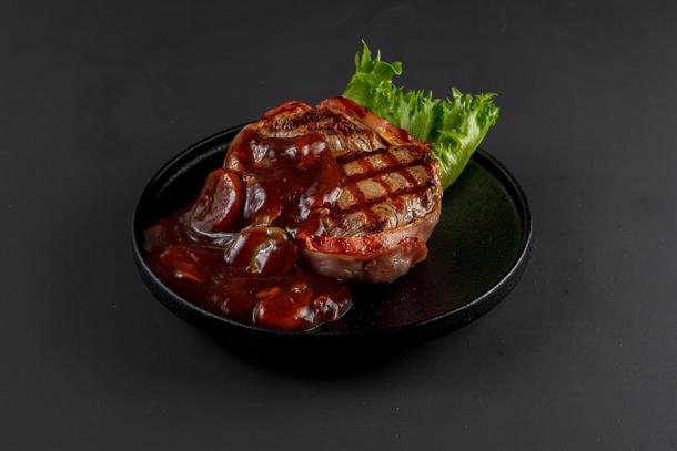 Медальоны из говяжей вырезки с соусом из грибов