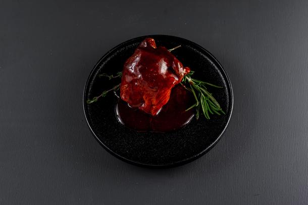 Телячьи щечки в соусе из красного вина Телячьи щечки в соусе из красного вина