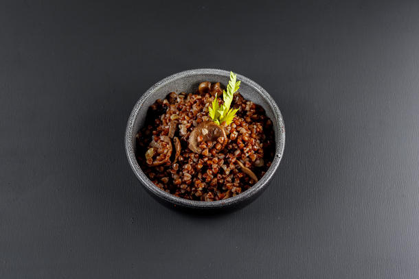 Рассыпчатая гречка с обжаренными шампиньонами и луком