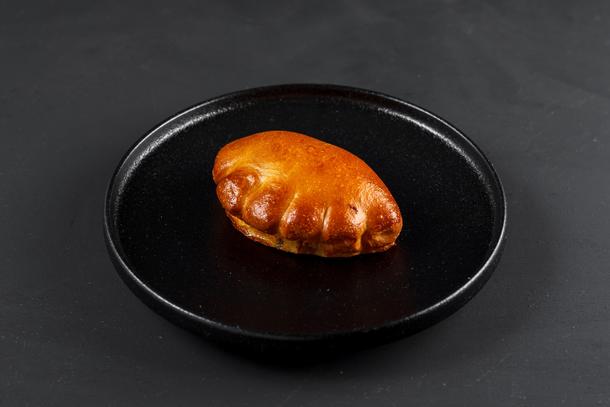 Пирожок с яйцом и зеленым луком