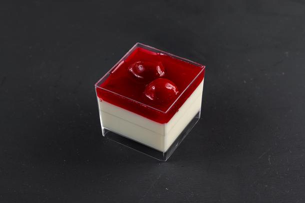 Сливочный десерт с вишневым соусом