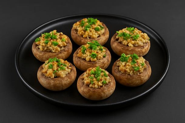 Шампиньоны фаршированные курицей и сыром моцарелла