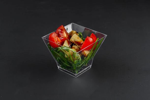 Салат из рукколы с печеными баклажанами и помидорами черри