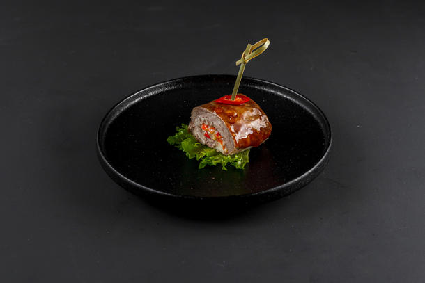 Рулет из говяжей вырезки с сыром и овощами Рулет из говяжей вырезки с сыром и овощами