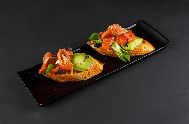 Брускетта с лососем авокадо и творожным сыром Брускетта с лососем авокадо и творожным сыром