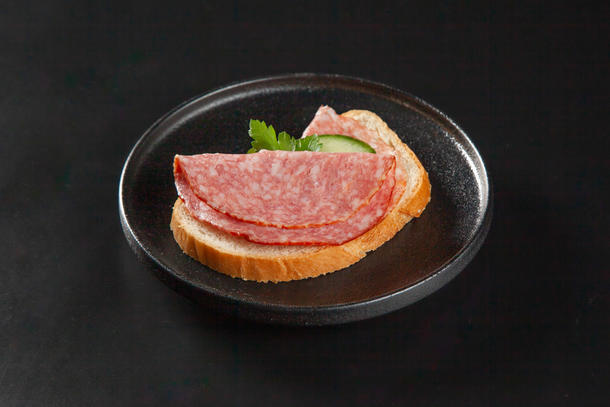 Бутерброд с колбасой