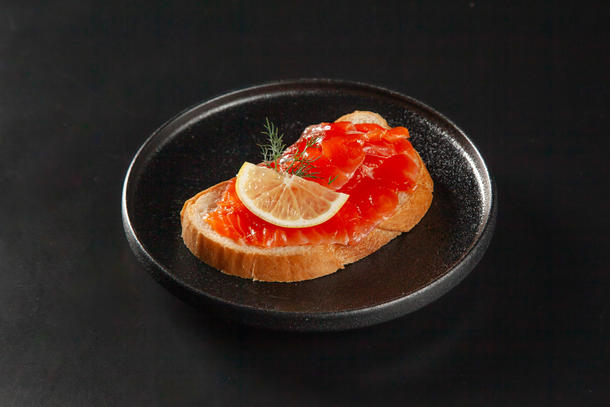 Бутерброд со слабосолёной семгой