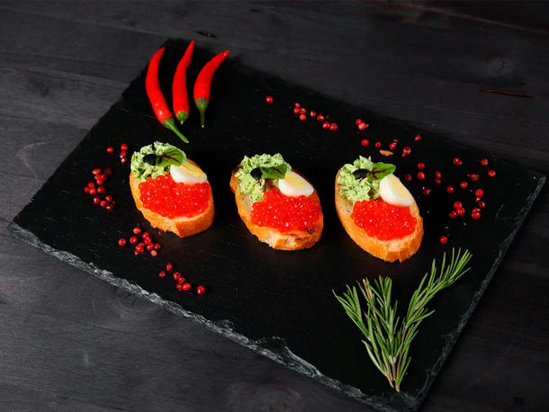 Брускетта с красной икрой
