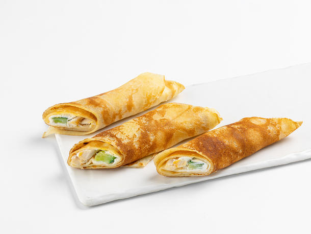 Рулет блинный с курицей