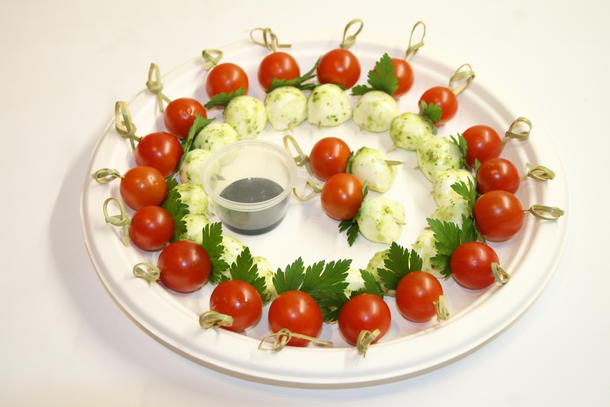 Закуска Капрезе из мини моцареллы и черри (20шт.) Закуска Капрезе из мини моцареллы и черри (20шт.)
