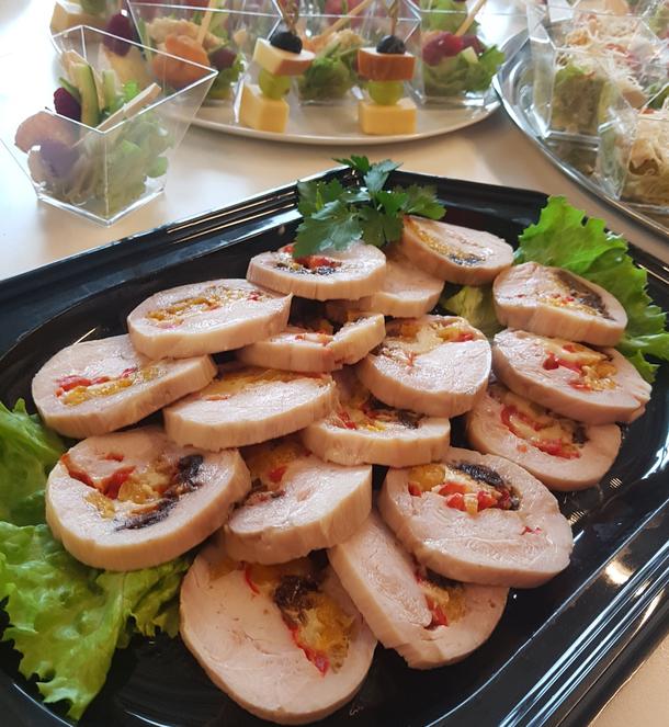Рулет из пулярки с сыром и курагой с черносливом