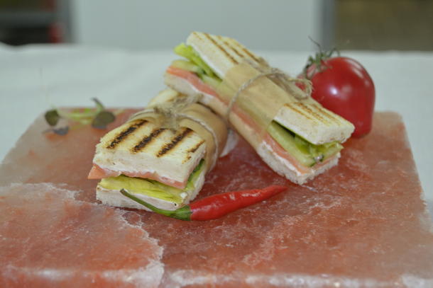 Сэндвич с слабосоленым лососем и свежим огурцом