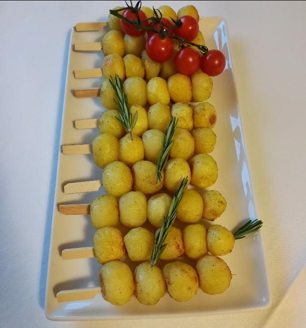 Картофель черри на шпажках