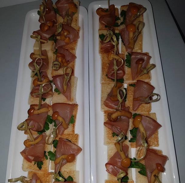 Канапе с мясным балыком и соленым грибочком