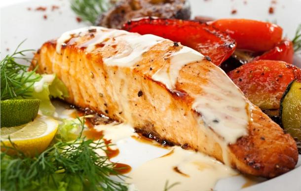 Филе форели с овощами гриль с соусом песто