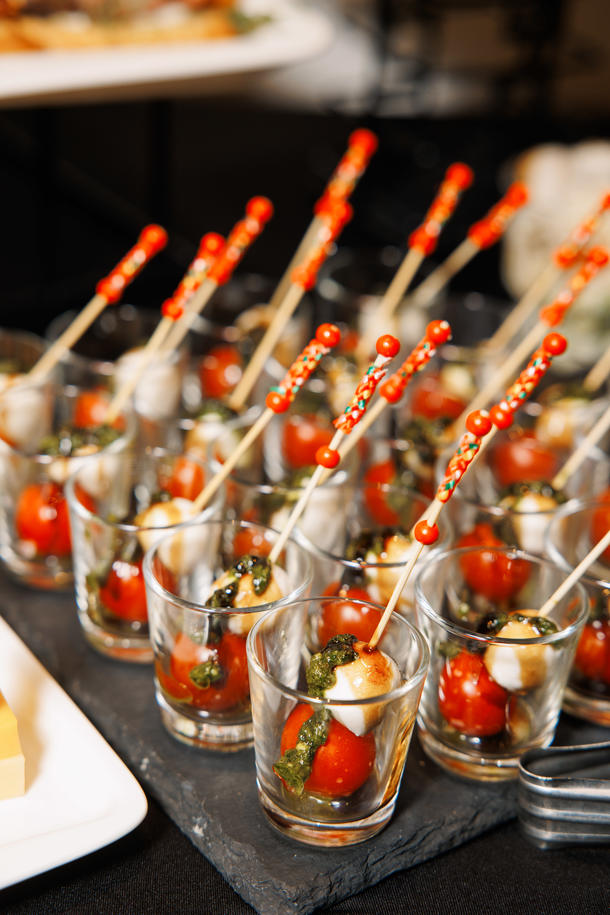 Канапе с мини-мацарелой с соусом песто и крем-бальзамиком Канапе с мини-мацарелой с соусом песто и крем-бальзамиком