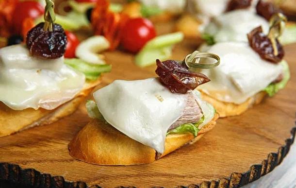 Брускетта с бужениной и сыром моцарелла (1 шт.) Брускетта с бужениной и сыром моцарелла (1 шт.)