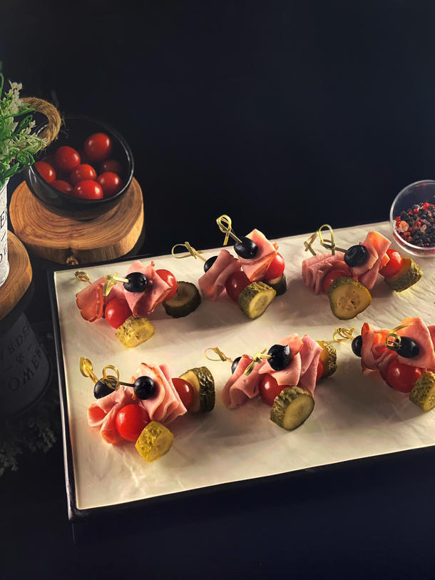 Канапе с бужениной и маринованными овощами (1 шт.)