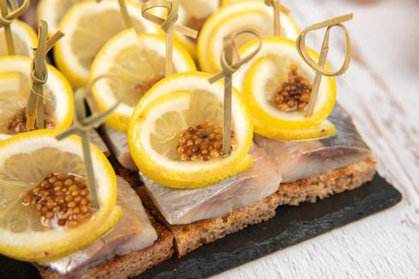 Канапе с сельдью и лимоном (1 шт.) Канапе с сельдью и лимоном (1 шт.)