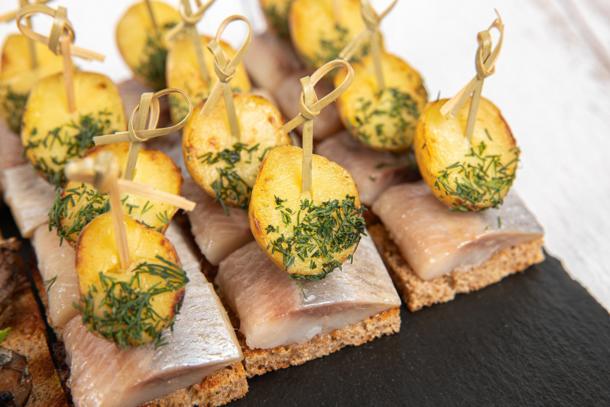 Канапе Сельдь с картофелем Бэби (1 шт.)