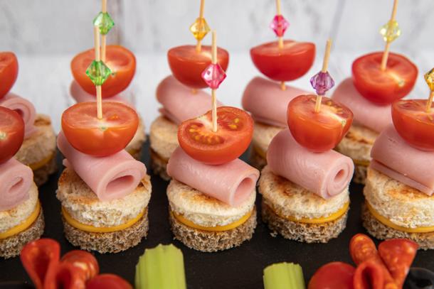 Канапе с ветчиной из индейки и помидорами Черри (1 шт.)