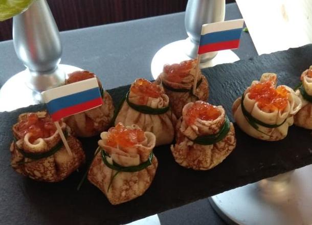 Блинный мешочек с красной икрой Блинный мешочек с красной икрой