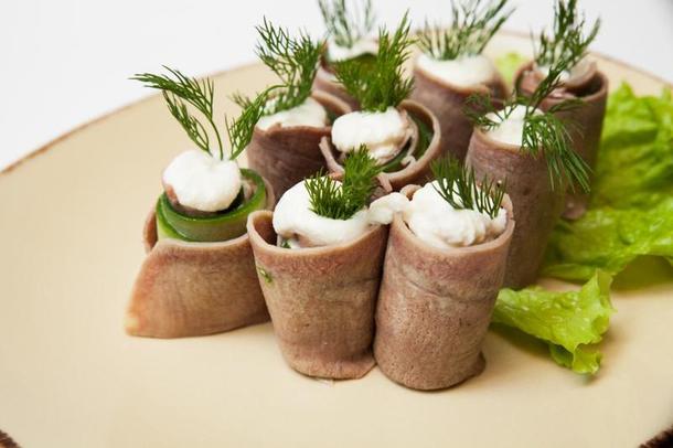 Телячий язык с муссом хрена Телячий язык с муссом хрена