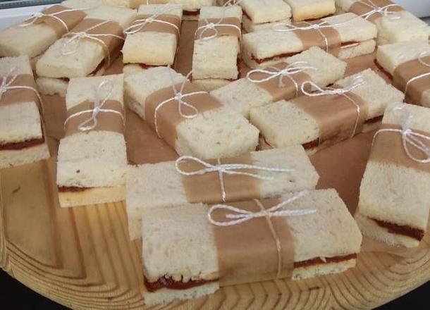 Мини сэндвич с куриным филе и вяленным томатом Мини сэндвич с куриным филе и вяленным томатом