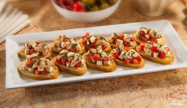 Брускетта Цезарь с курицей Брускетта Цезарь с курицей