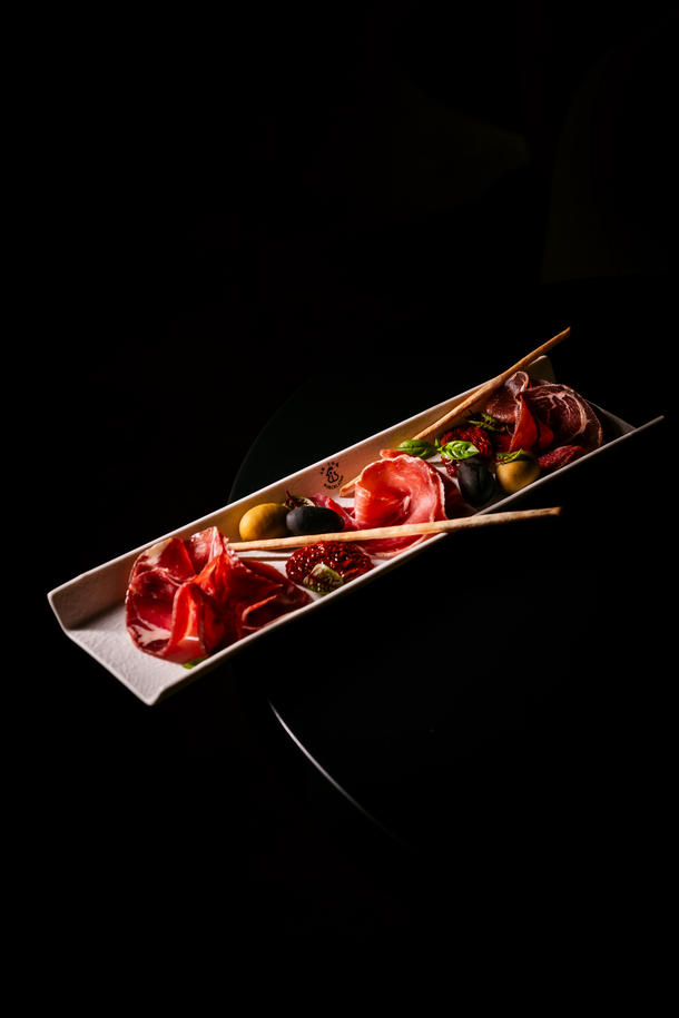 Тарелка итальянских мясных деликатесов