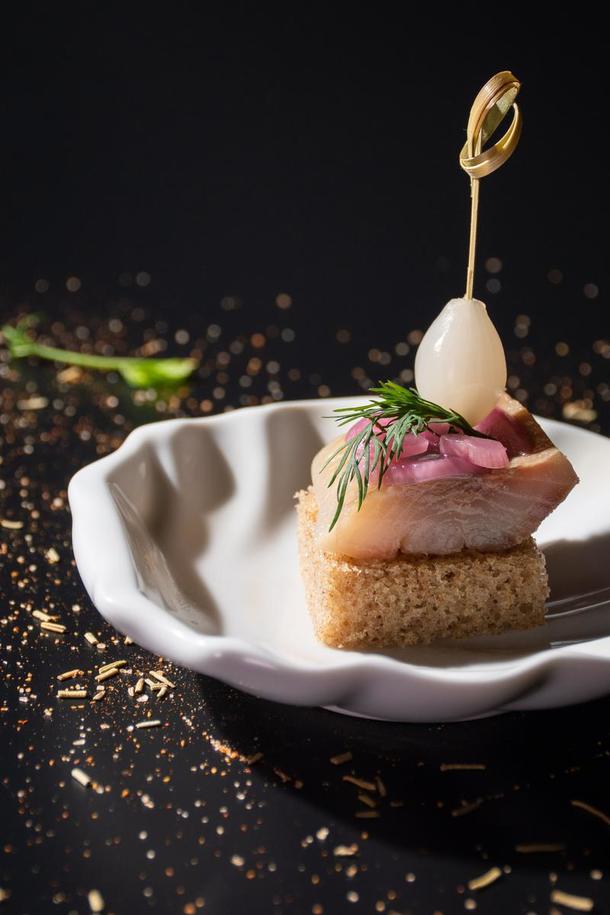 Канапе С сельдью и маринованным луком Канапе С сельдью и маринованным луком