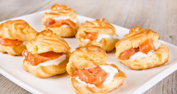 Профитроли с лососем и сливочным сыром