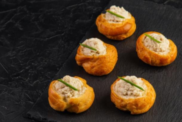 Профитроль с грушей конфи и соусом блю чиз