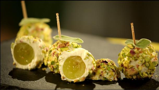 Канапе сырные шарики с виноградом