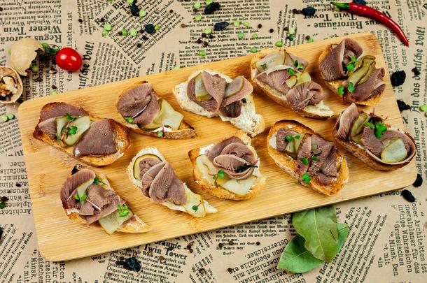 Брускетта с языком