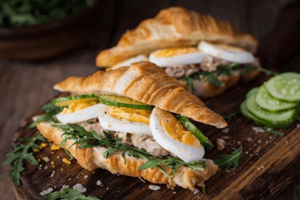 Круассан с тунцом и муссом из авокадо