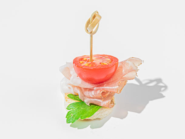 Канапе с хамоном и томатом черри